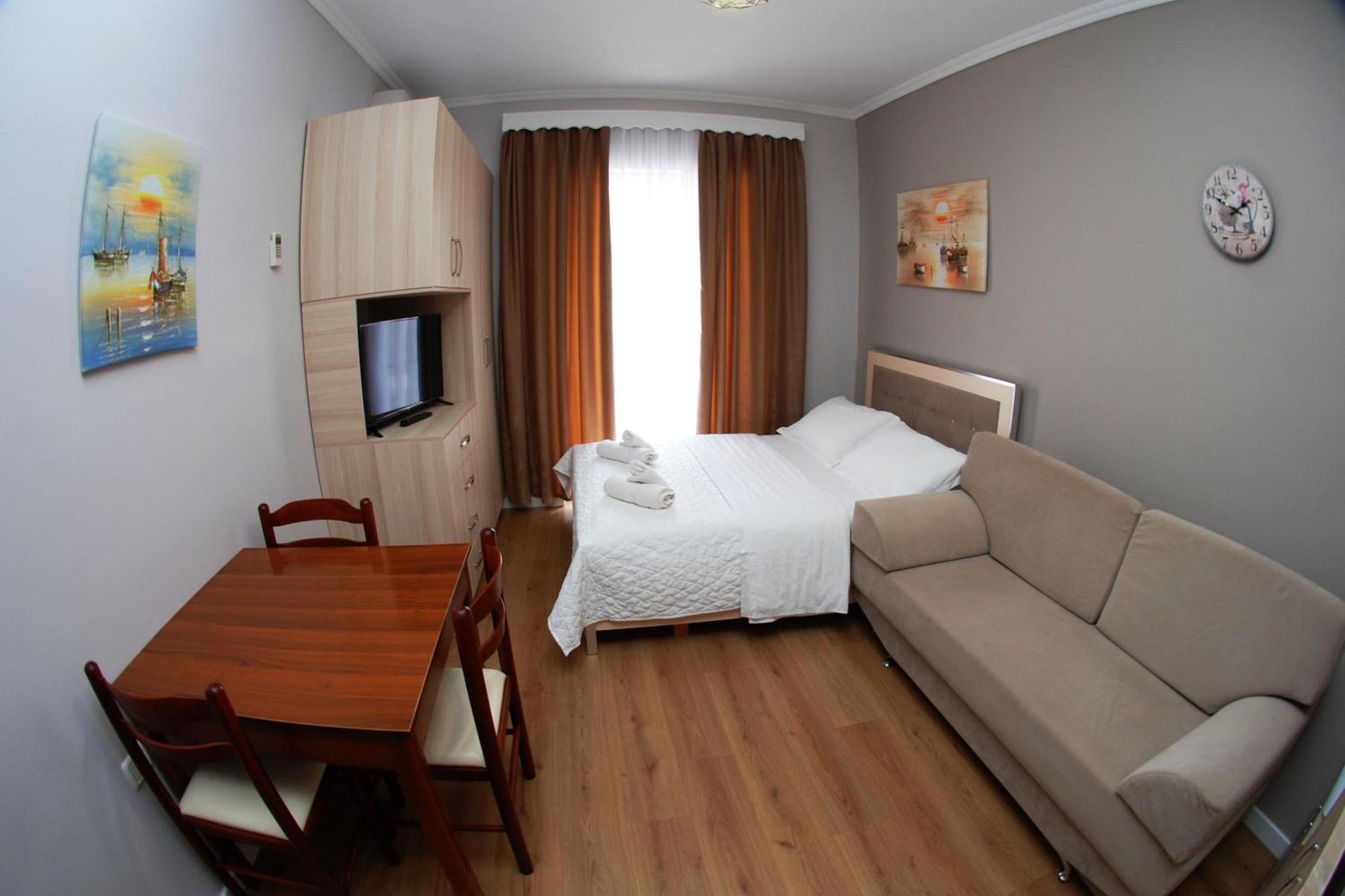 Alvin & Hotel 2*
