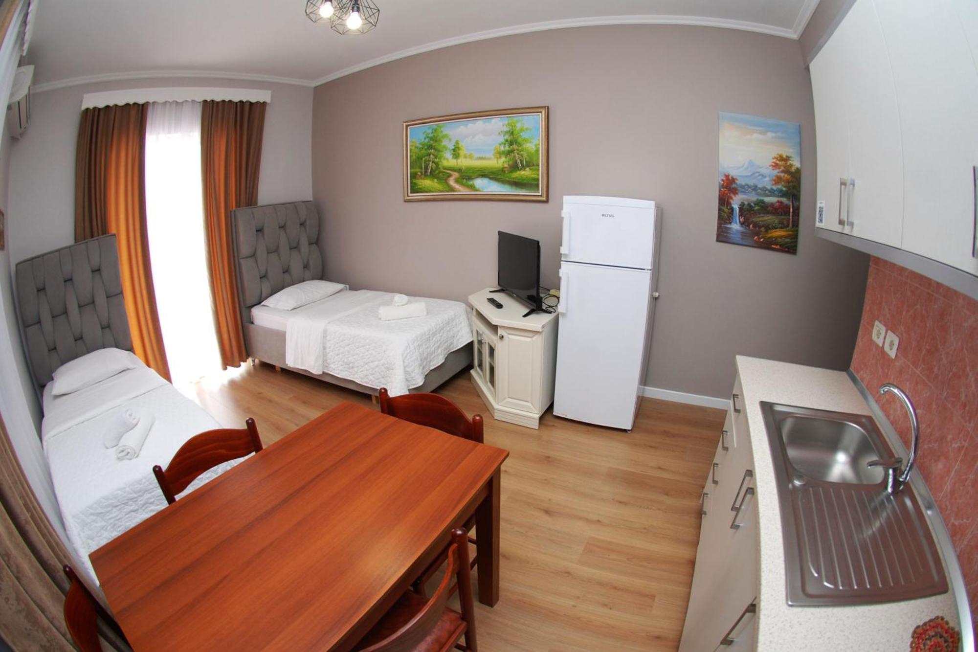 Alvin & Hotel Sarandë