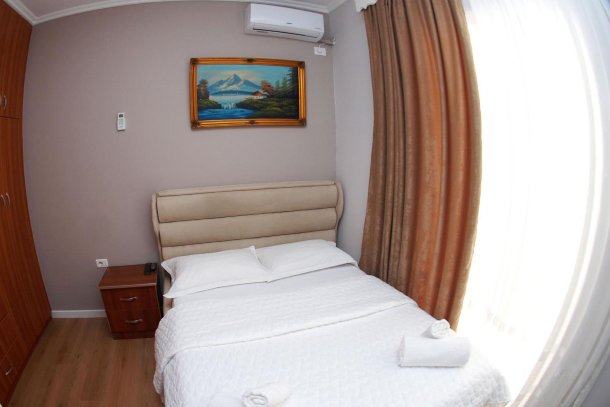 Alvin & Hotel Sarandë