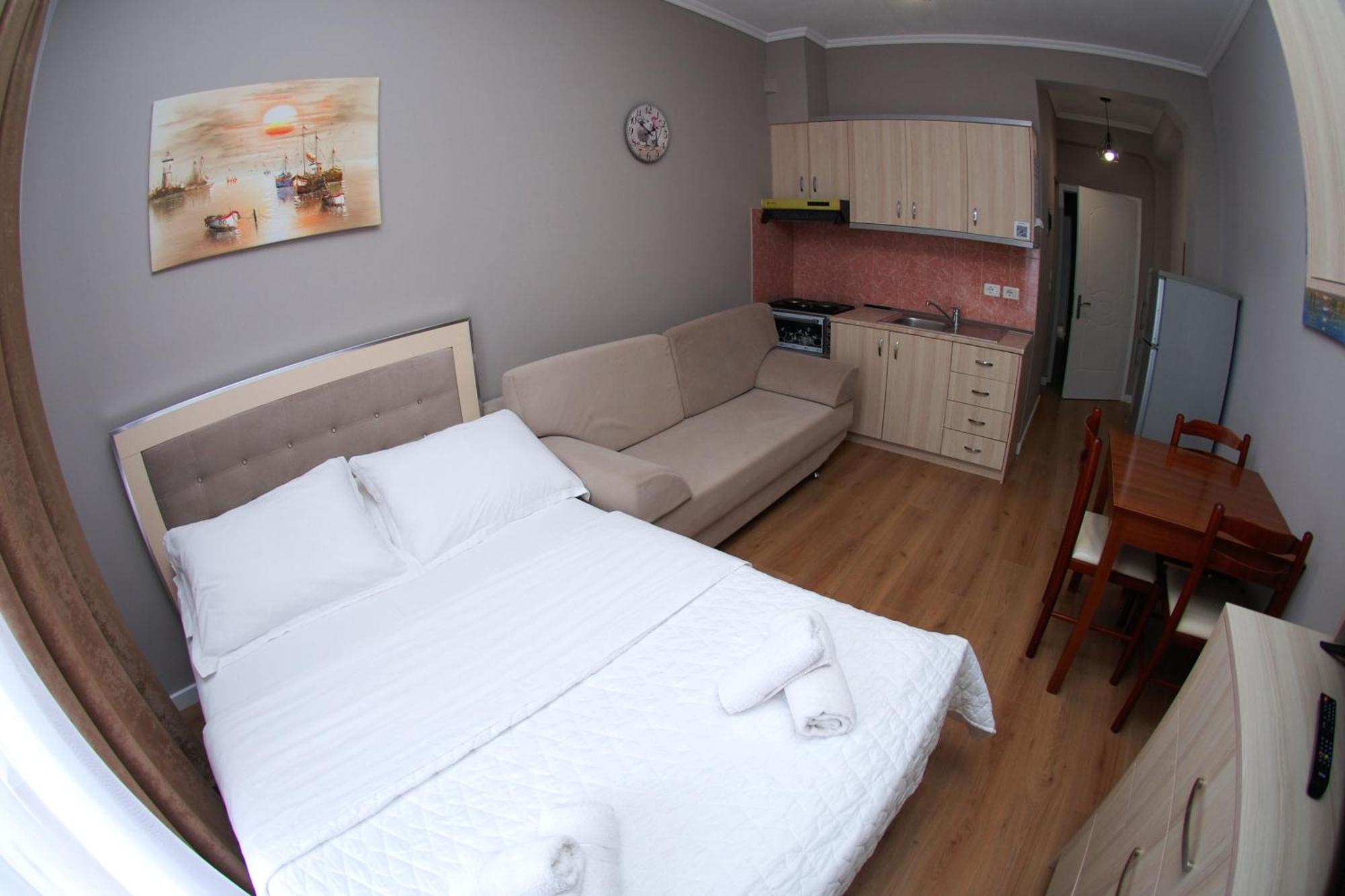 Alvin & Hotel Sarandë