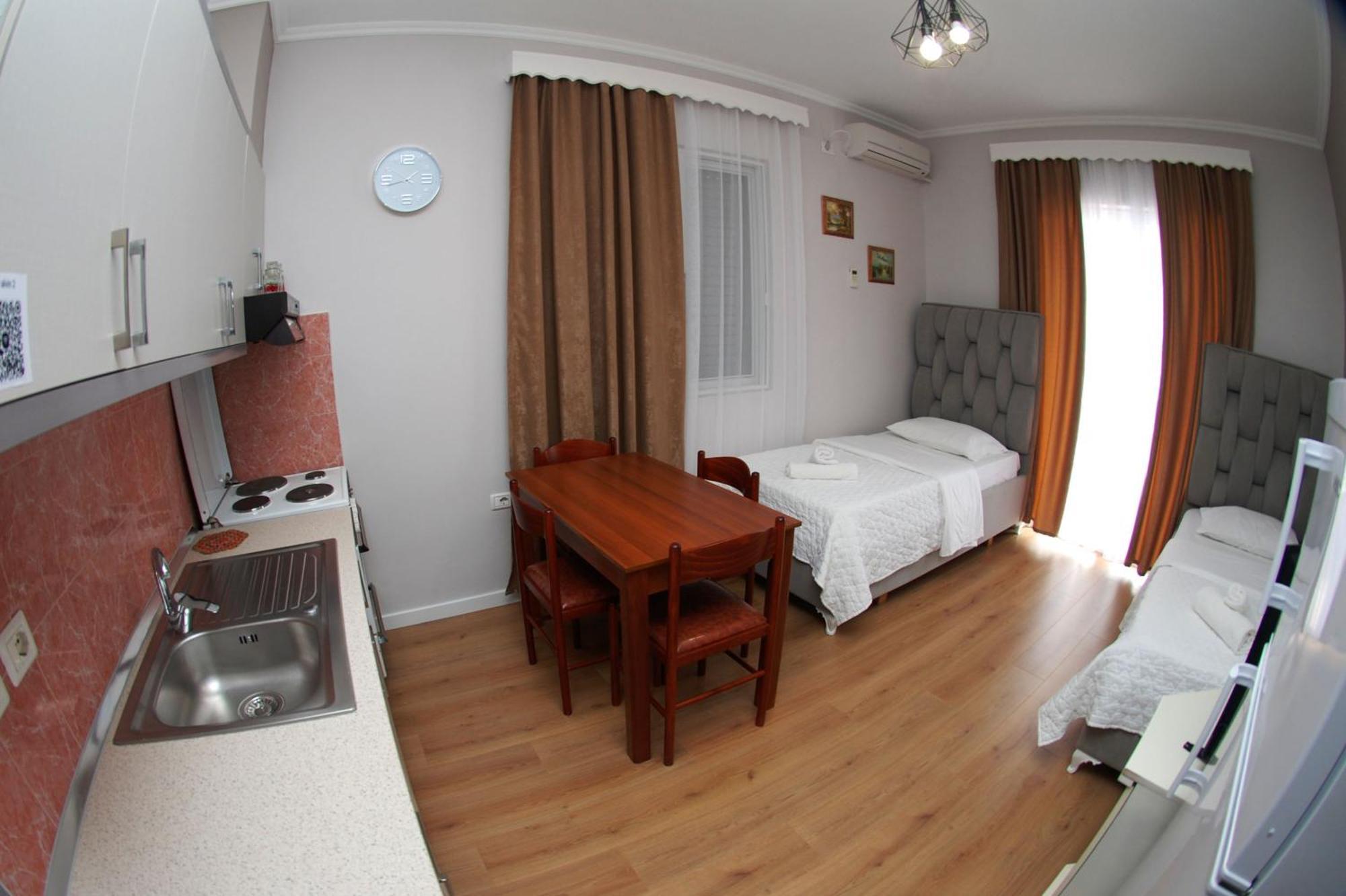 Alvin & Hotel Sarandë