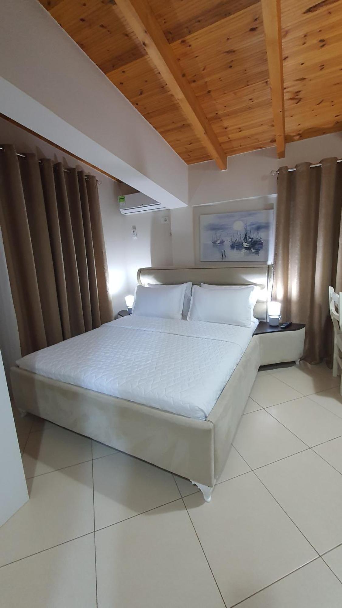 Alvin & Hotel Sarandë