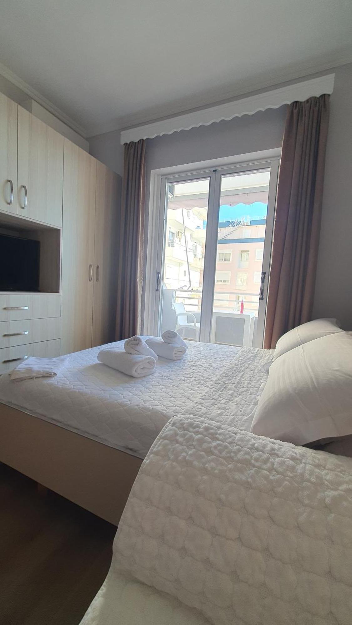 Alvin & Hotel Sarandë