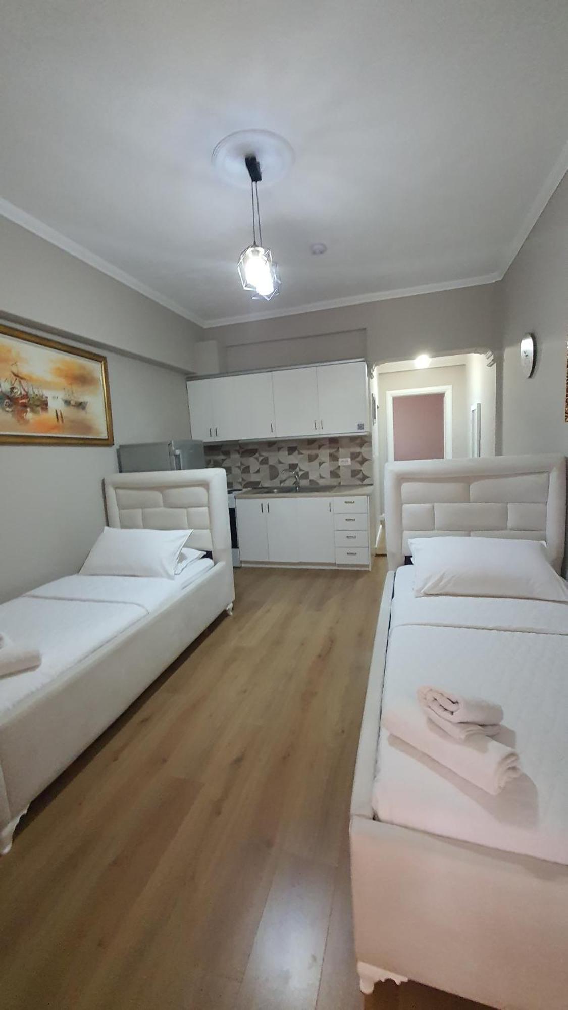 Alvin & Hotel Sarandë