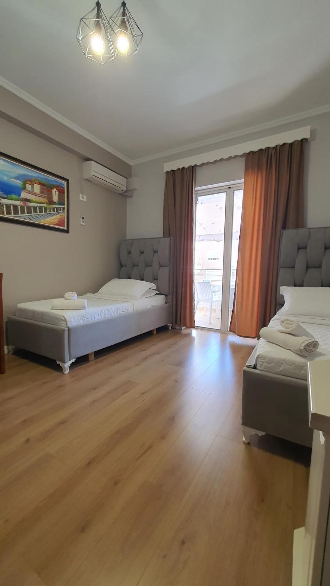 Alvin & Hotel Sarandë