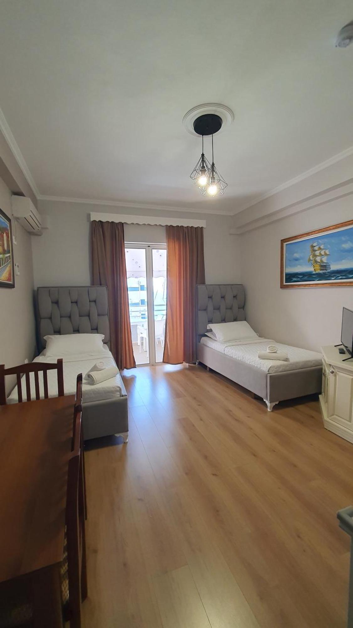 Alvin & 2* Sarandë