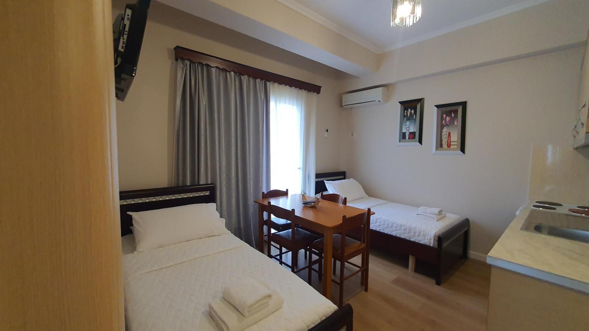 Alvin & Hotel 2*