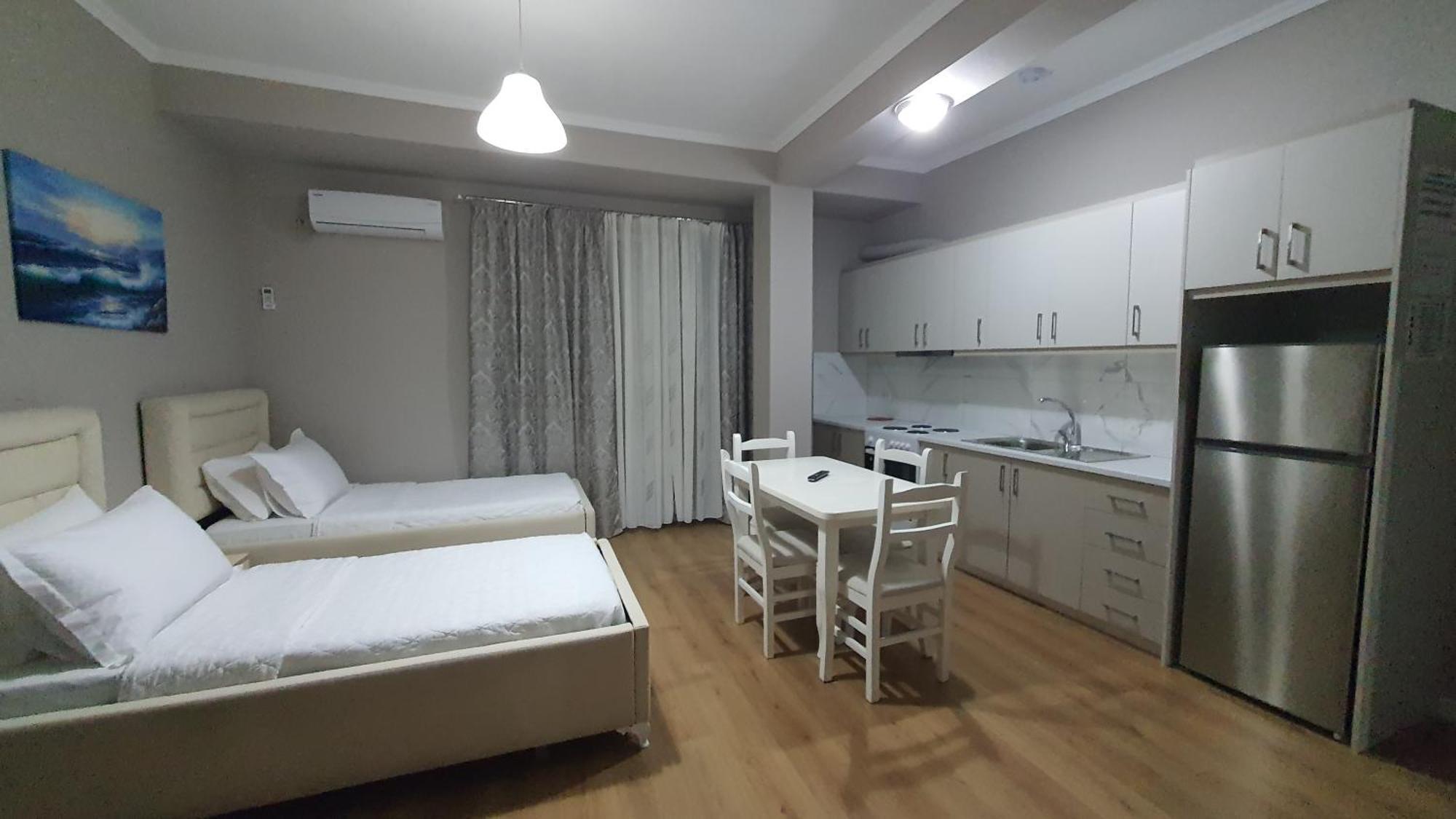 Alvin & Hotel Sarandë