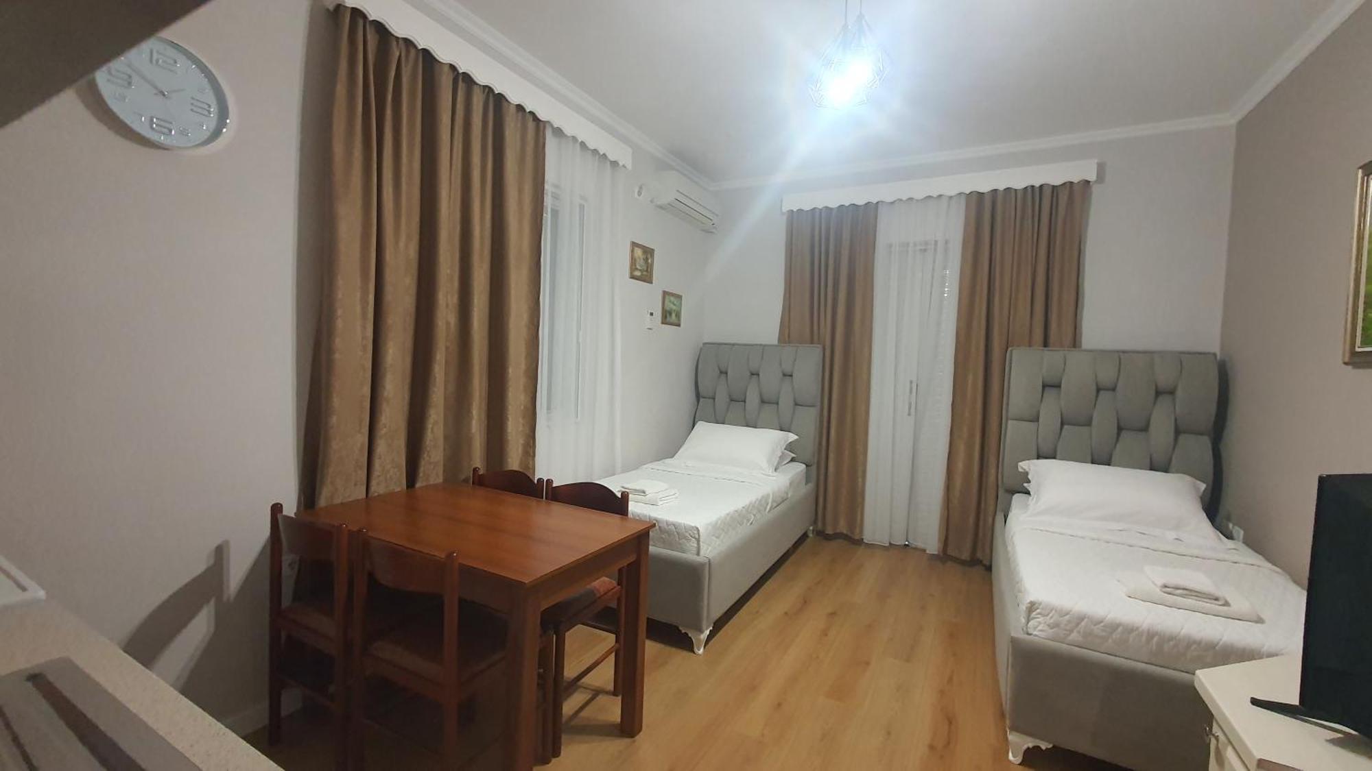 Alvin & 2* Sarandë