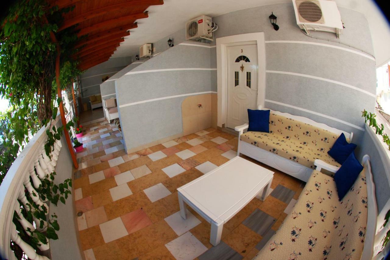 Alvin & 2* Sarandë