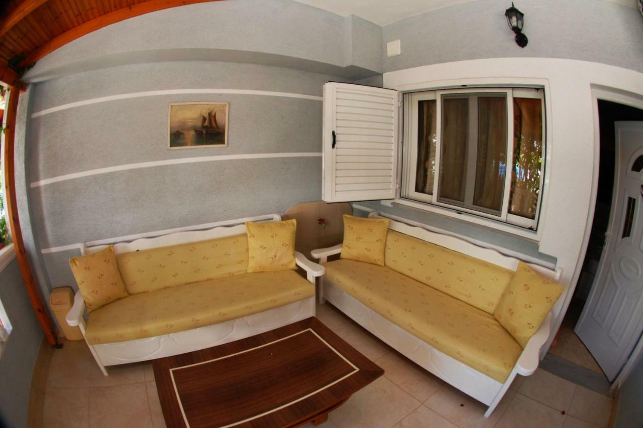 Alvin & 2* Sarandë